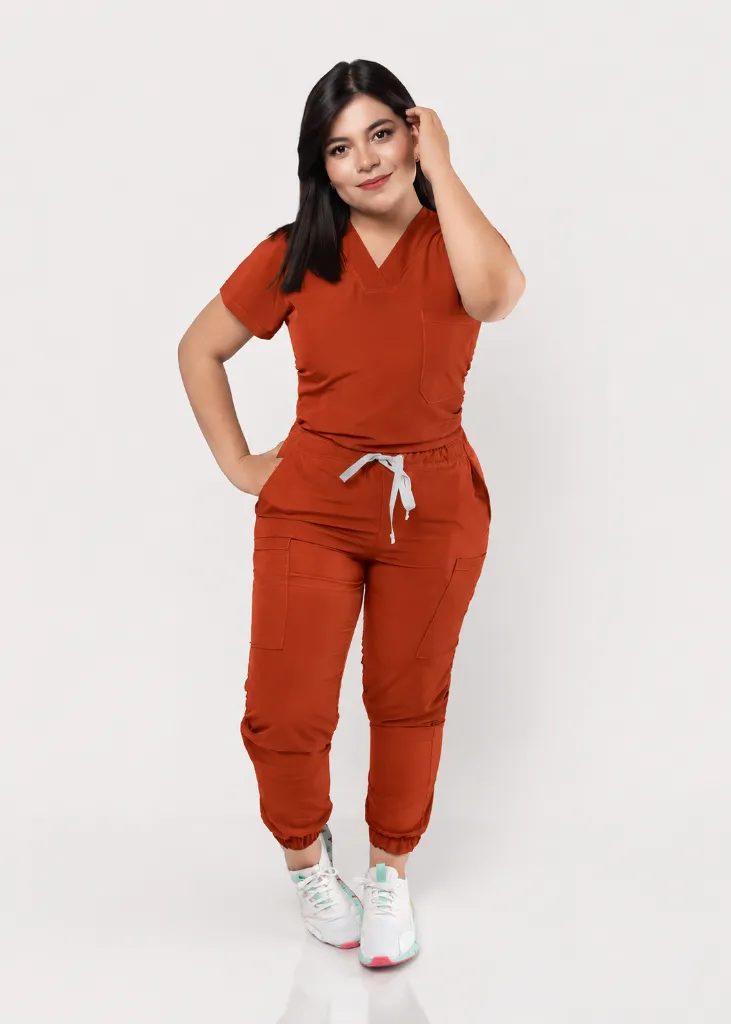 Mujer con uniforme médico color terracota.webp