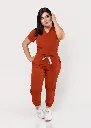 Mujer con uniforme médico color terracota.webp